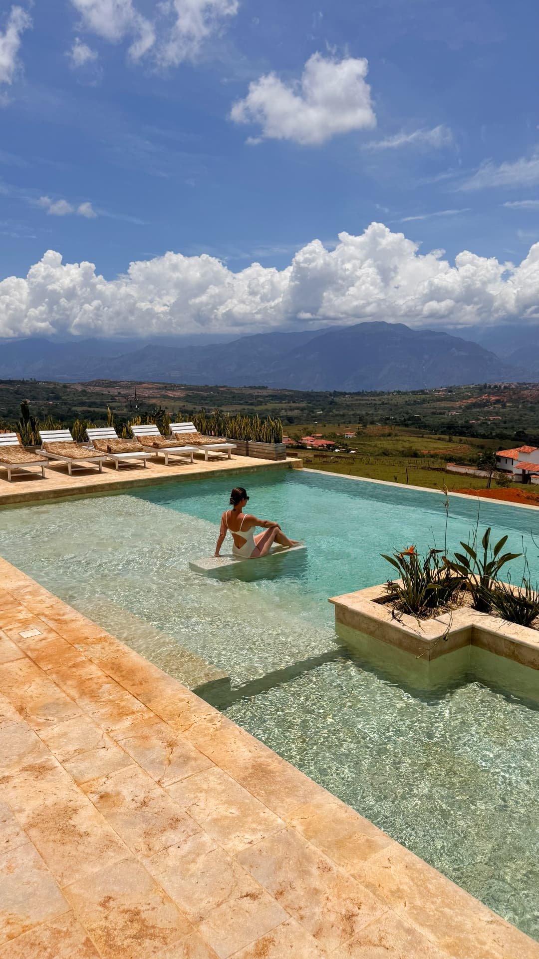 Piscina con vista panorámica al valle