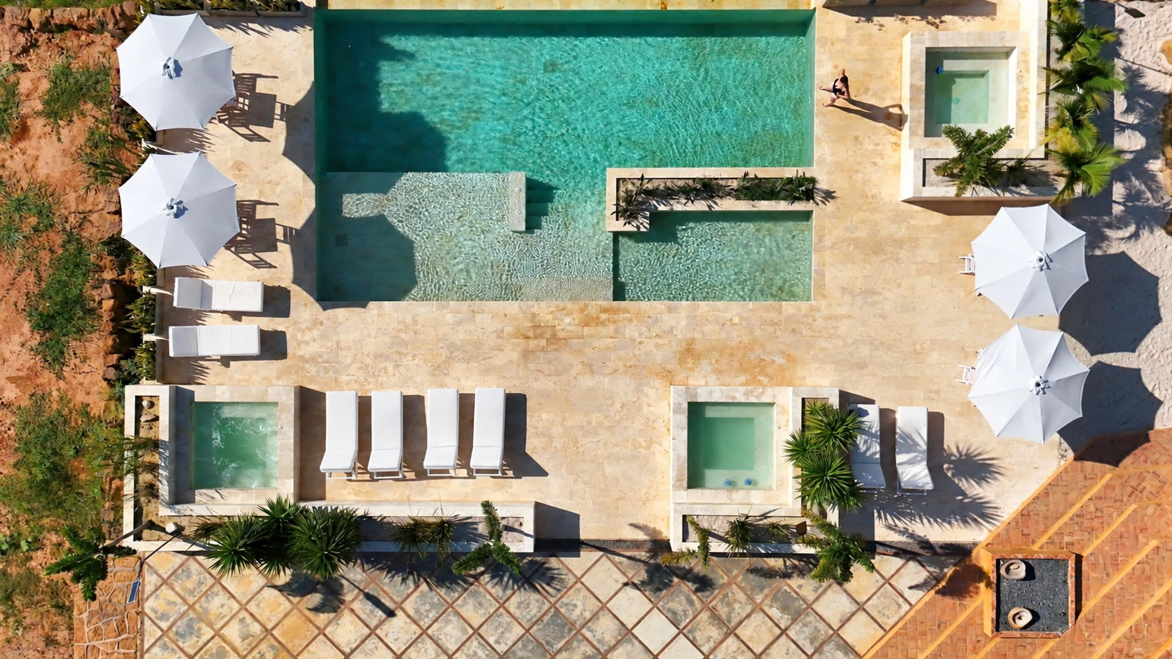 Vista aérea de la piscina, jacuzzis y zonas de descanso del Hotel Piedra de Moler