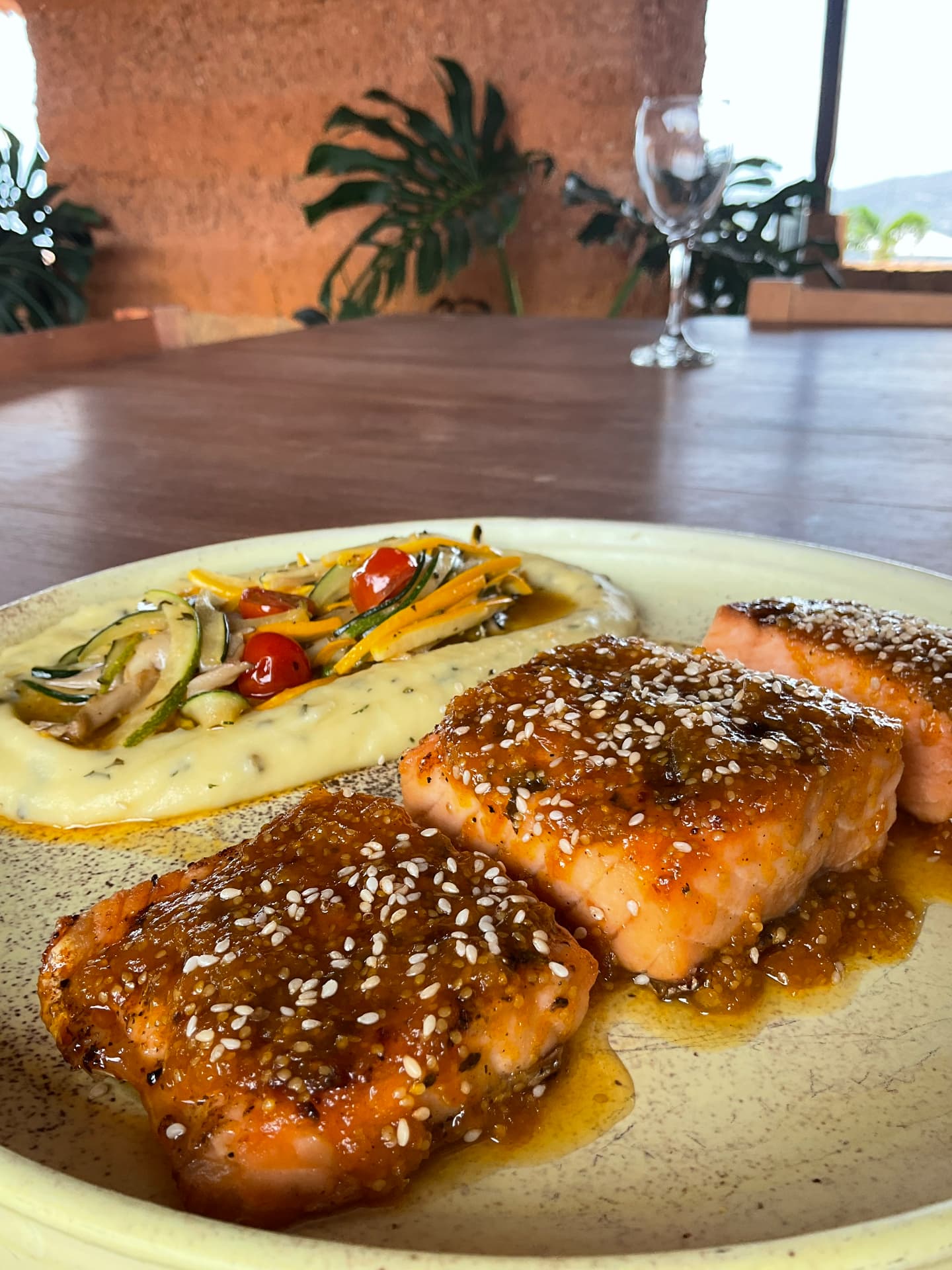 Salmón glaseado con ajonjolí y vegetales