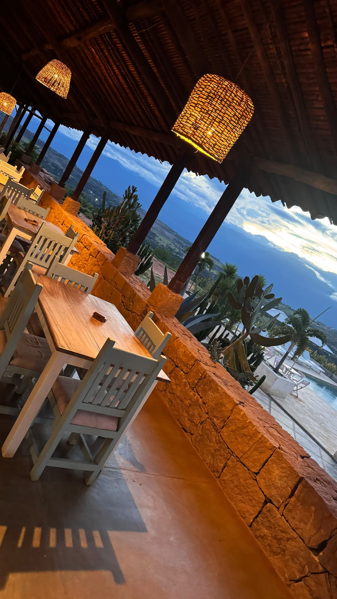 Restaurante al aire libre al atardecer