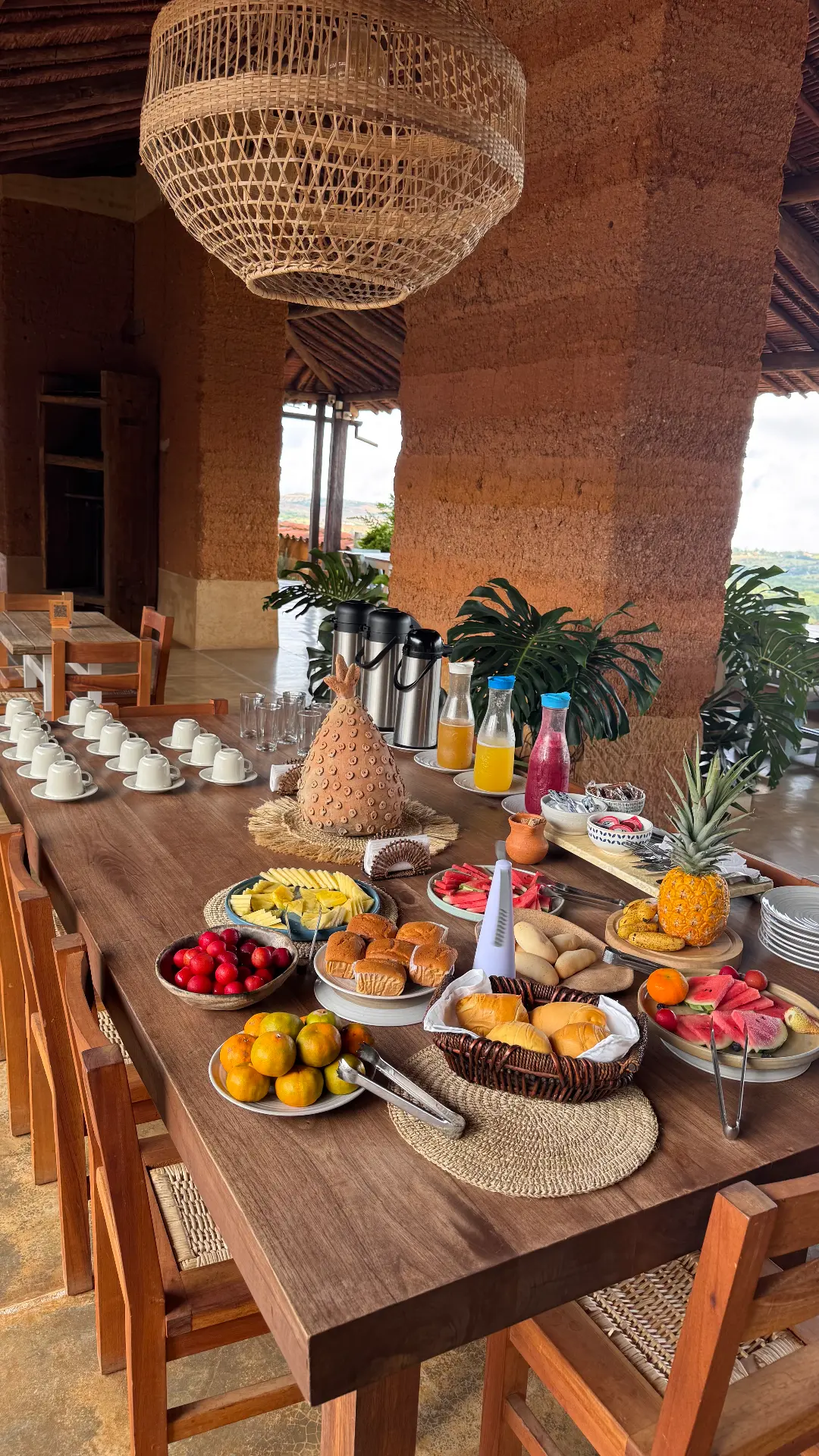 Buffet de desayuno en la terraza del restaurante